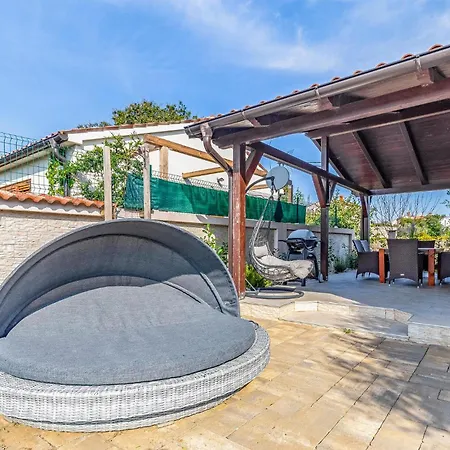 Awesome In With Outdoor Swimming Pool *