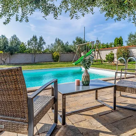 Awesome In With Outdoor Swimming Pool Vakantiehuis Pula