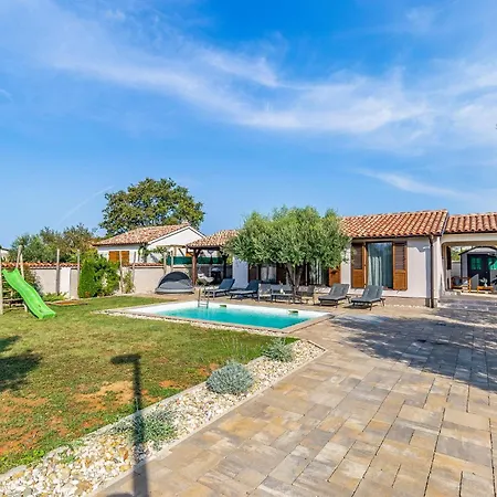 Awesome In With Outdoor Swimming Pool * Pula