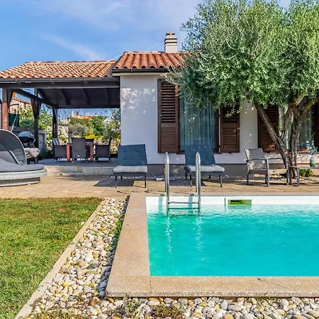 Vakantiehuis Awesome In With Outdoor Swimming Pool